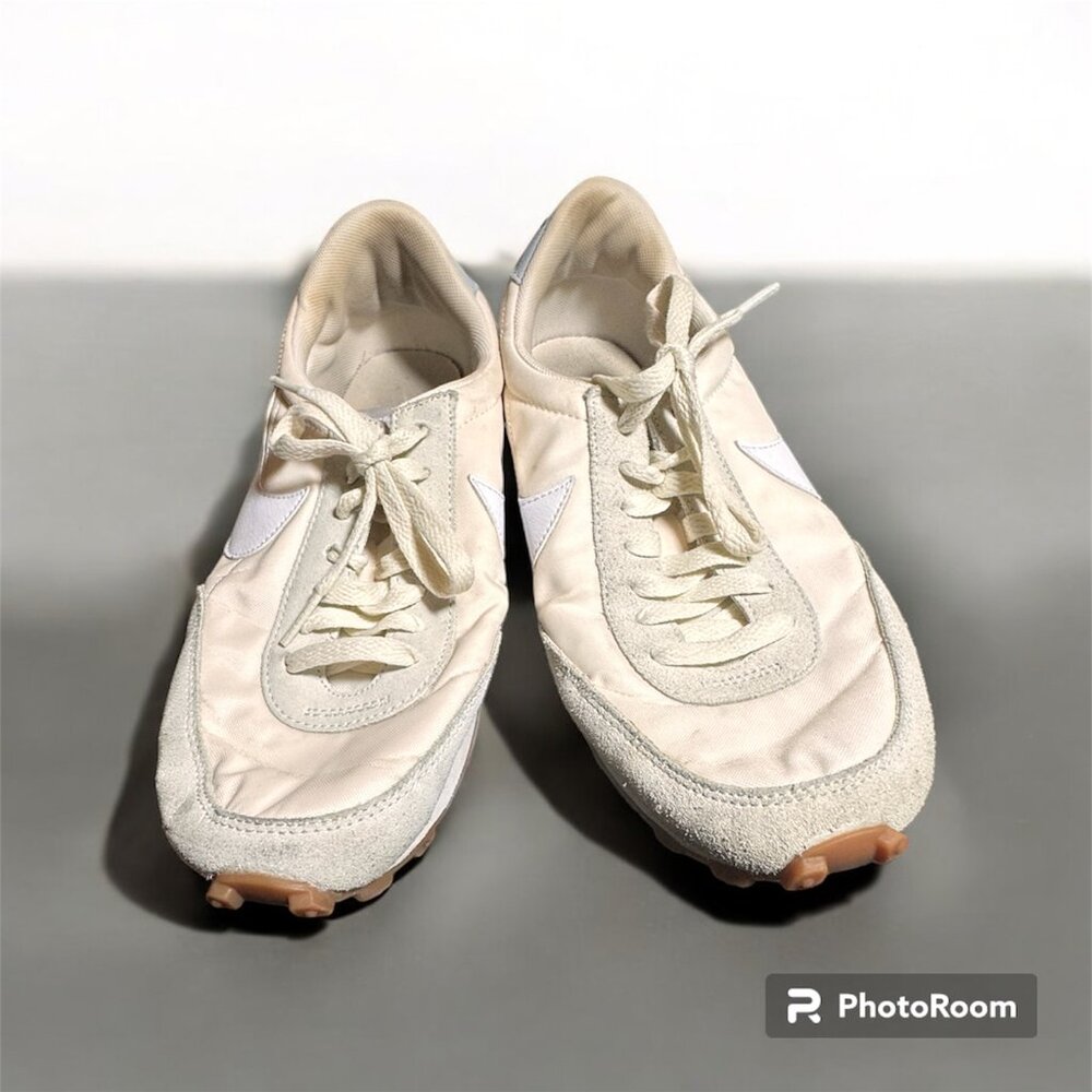Nike size 8 CK 2351-101 white